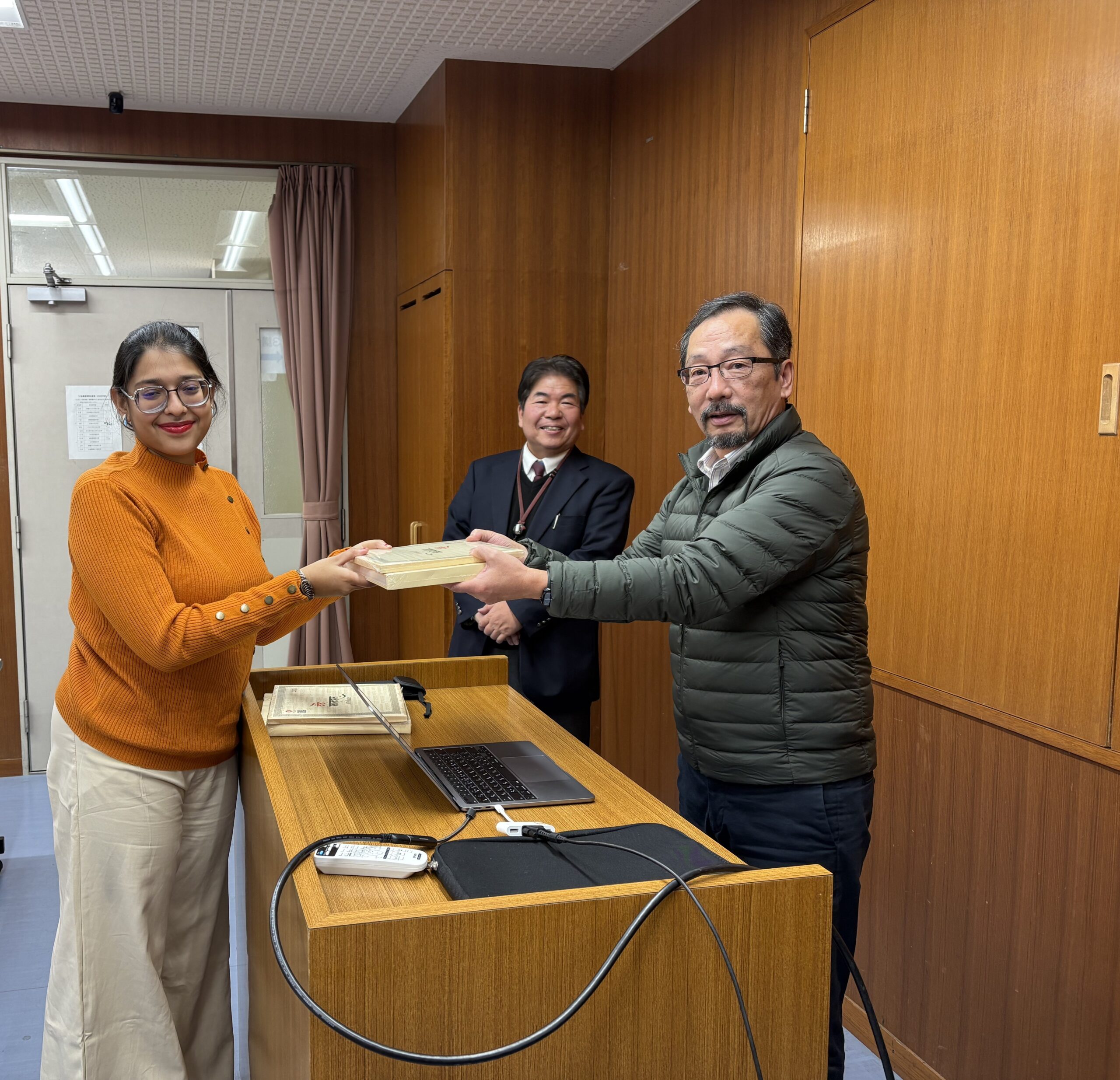 1st Meeting2の様子2:徳光先生受領写真